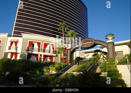 Ciel bleu, soleil du soir tour de verre de vue des rideaux rouges encore s'élever au-dessus des escaliers de jardin à l'hôtel Encore Casino, Las Vegas Strip Banque D'Images
