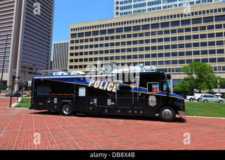 Camion de l'unité d'intervention de la police de Baltimore stationné à côté de Inner Harbour, Baltimore, Maryland, États-Unis Banque D'Images