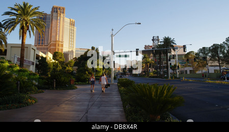 Ciel bleu soir vue, au sud de l'Hôtel Palazzo et Fashion Mall, homme femme vert marche de trottoir, encore Casino, Las Vegas Strip Banque D'Images