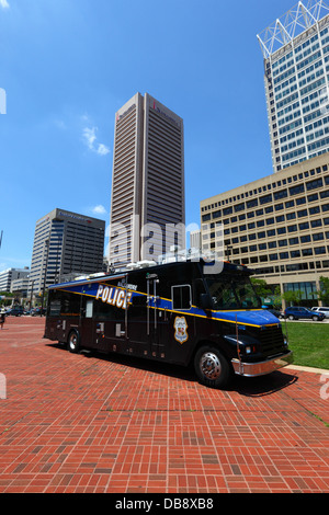 Baltimore police assistance technique camion de l'unité de réponse, Transamerica Tower et Bank of America bâtiment en arrière-plan, Inner Harbour, Baltimore, États-Unis Banque D'Images