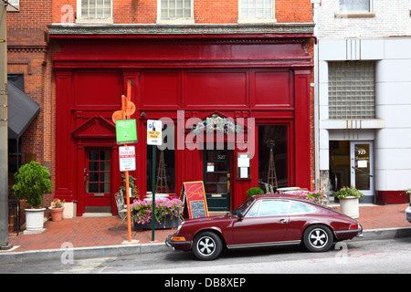 Vintage Porsche garées devant Sascha's Cafe sur North Charles Street, Baltimore City, Maryland, USA Banque D'Images