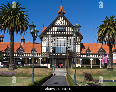 dh Gouvernement jardins musées ROTORUA NOUVELLE-ZÉLANDE Paepaekumana parc public Et l'ancien musée de Bath House tudor bâtiment de style touriste Banque D'Images