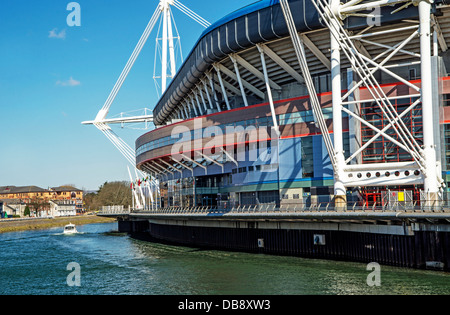 Millennium Stadium de Cardiff et la rivière Taff avec un traversier pour passagers bateau par un beau jour ensoleillé Banque D'Images