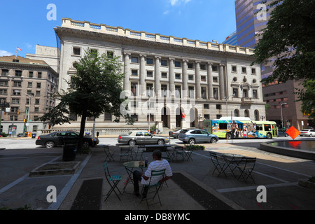 African American man sitting at cafe en face de Clarence M. Mitchell Circuit Jr édifice du Palais, Baltimore, Maryland, USA Banque D'Images