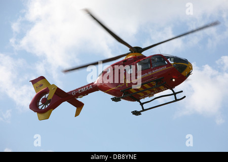 Les Midlands air ambulance décollant d'un incident à Loughborough Banque D'Images