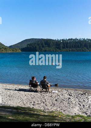 Dh Lake Tikitapu Blue Lake Rotorua NOUVELLE ZÉLANDE ou deux chaises de détente sur le lagon de nageurs de la rive Banque D'Images