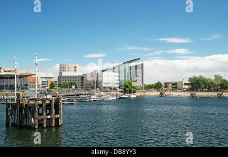 Les bureaux de la baie de Cardiff et Marina par une belle journée ensoleillée, dans le sud du Pays de Galles UK Banque D'Images