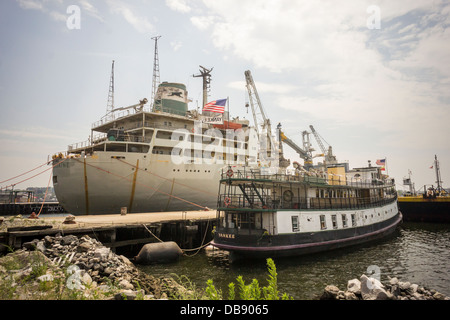 Le M/V Abu Loujaine, gauche, et le Yankee, Ferry amarré dans le droit-GBX Gowanus Bay dans le quartier de Red Hook Banque D'Images