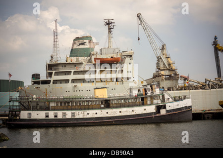 Le M/V Abu Loujaine, arrière, et le Yankee Ferry, avant, fixé dans la baie de Gowanus GBX-Terminal dans Brooklyn à New York Banque D'Images