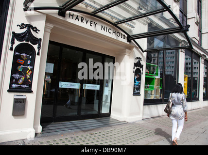 Le grand magasin Harvey Nichols, Knightsbridge, Londres. Banque D'Images