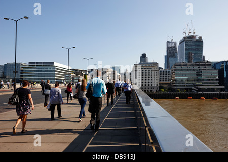 Les frontaliers et les travailleurs municipaux de traverser le pont de Londres sur la Tamise dans le centre de Londres Angleterre Royaume-uni matin Banque D'Images