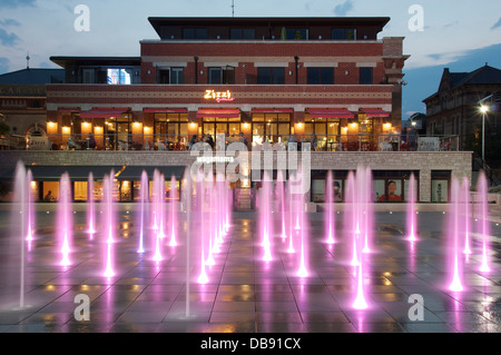 La place de la brasserie. L'abandon d'un ancien site industriel à Dorchester est d'être transformé en un nouveau brillant centre-ville avec ses restaurants et ses fontaines. Dorset Banque D'Images