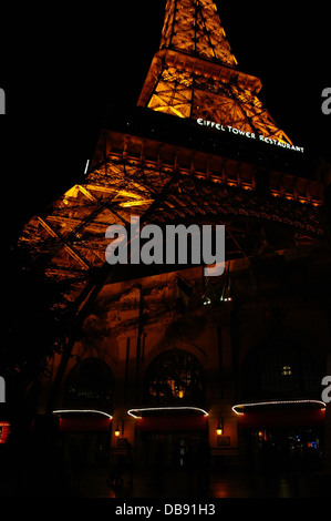 La réplique de la tour Eiffel Portrait nuit noire ciel au-dessus de Louvre, Paris casino réplique Resort, The Strip, Las Vegas, Nevada Banque D'Images