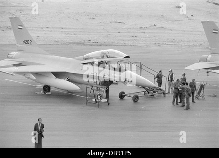 Au cours d'une cérémonie à la base aérienne de l'ouest du Caire en 1982, l'Egypte a reçu le premier lot d'avions de combat F-16. Banque D'Images