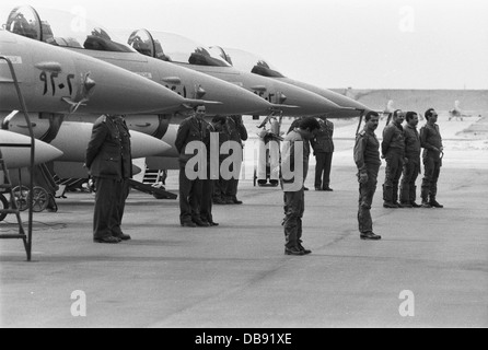 Au cours d'une cérémonie à la base aérienne de l'ouest du Caire en 1982, l'Egypte a reçu le premier lot d'avions de combat F-16. Banque D'Images