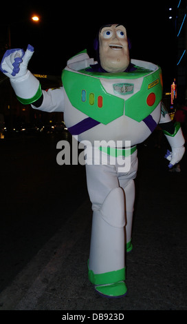 Lampe de nuit portrait street artiste habillé en Buzz Lightyear, posant trottoir sombre, O'Shea's Casino, Las Vegas Strip Banque D'Images