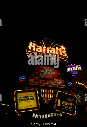 Portrait de nuit Harrah's Neon Sign avec les panneaux d'affiche publicitaire, ciel noir en face de bleu, Globe Harrahs Las Vegas Strip Banque D'Images