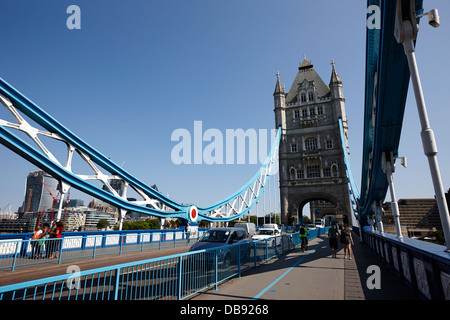 Tower Bridge traversant à pied central London England UK Banque D'Images