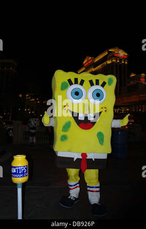 Portrait de nuit, lampe de poche vers le Caesar's Palace, street artiste habillé comme SpongeBob, Bally's Sign, Bande de Las Vegas, USA Banque D'Images