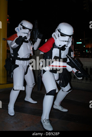 Portrait de nuit deux corps blanc armor 'Star Wars Stormtroopers' posant passerelle pour piétons, East Flamingo Road, Las Vegas Strip Banque D'Images