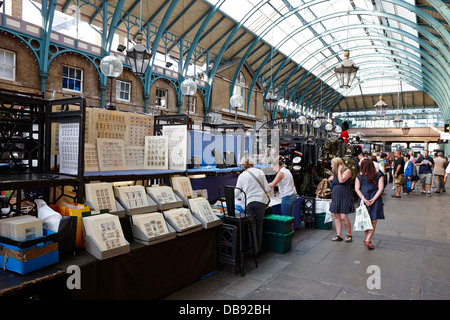 Le marché d'Apple à l'intérieur de marché couvert de Covent garden London England UK Banque D'Images