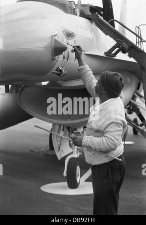 Au cours d'une cérémonie à la base aérienne de l'ouest du Caire en 1982, l'Egypte a reçu le premier lot d'avions de combat F-16. Banque D'Images