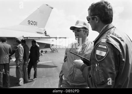 Au cours d'une cérémonie à la base aérienne de l'ouest du Caire en 1982, l'Egypte a reçu le premier lot d'avions de combat F-16. Banque D'Images