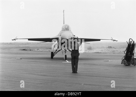 Au cours d'une cérémonie à la base aérienne de l'ouest du Caire en 1982, l'Egypte a reçu le premier lot d'avions de combat F-16. Banque D'Images