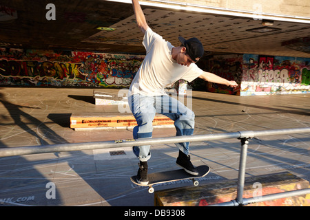 Jeune skateboarder masculin au parc de skate undercroft du centre southbank Londres Angleterre Royaume-Uni Banque D'Images