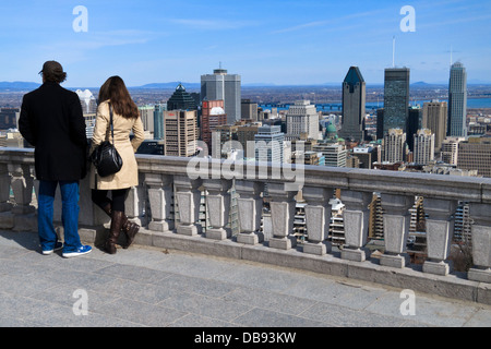 Un couple jouit de la vue du Belvédère Kondiaronk, dans le parc du Mont-Royal. Montréal, Québec, Canada. Banque D'Images