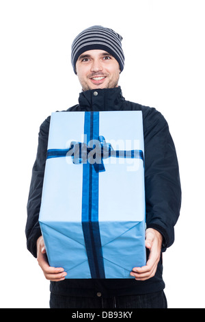 Veste hiver homme extatique en holding big présent, isolé sur fond blanc. Banque D'Images