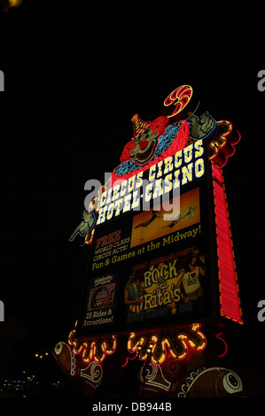 Portrait de nuit ciel noir rouge bleu neon electric signe marquee 'Lucky le Clown', le Circus Circus Casino, Las Vegas, USA Banque D'Images