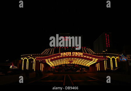 Néon jaune rouge nuit lumières électriques en forme de tente bâtiment Casino Circus Circus, avec des gens des taxis, Bande de Las Vegas, Nevada, USA Banque D'Images