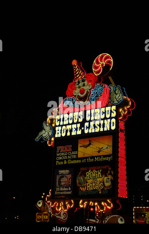 Ciel noir rouge bleu couleurs néon nuit visage souriant signe électrique marque 'Lucky le Clown', le Circus Circus Casino, Las Vegas Strip Banque D'Images