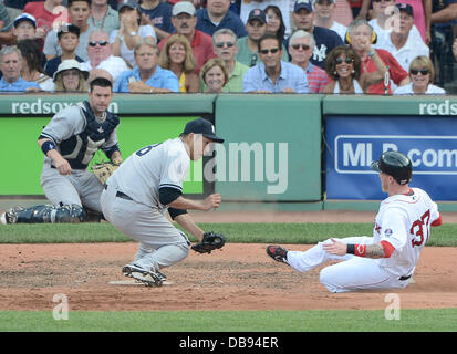 (R-L) Mike Carp (Red Sox), Hiroki Kuroda, Chris Stewart (Yankee), le 20 juillet 2013 - Mike : MLB de carpes les Red Sox de Boston est étiqueté par lanceur Hiroki Kuroda des New York Yankees comme il couvre la maison dans la cinquième manche de la Ligue Majeure de Baseball pendant le match au Fenway Park à Boston, Massachusetts, United States. (Photo de bla) Banque D'Images