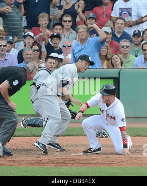 (R-L) Mike Carp (Red Sox), Hiroki Kuroda, Chris Stewart (Yankee), le 20 juillet 2013 - Mike : MLB de carpes les Red Sox de Boston est étiqueté par lanceur Hiroki Kuroda des New York Yankees comme il couvre la maison dans la cinquième manche de la Ligue Majeure de Baseball pendant le match au Fenway Park à Boston, Massachusetts, United States. (Photo de bla) Banque D'Images