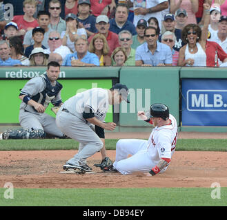 (R-L) Mike Carp (Red Sox), Hiroki Kuroda, Chris Stewart (Yankee), le 20 juillet 2013 - Mike : MLB de carpes les Red Sox de Boston est étiqueté par lanceur Hiroki Kuroda des New York Yankees comme il couvre la maison dans la cinquième manche de la Ligue Majeure de Baseball pendant le match au Fenway Park à Boston, Massachusetts, United States. (Photo de bla) Banque D'Images