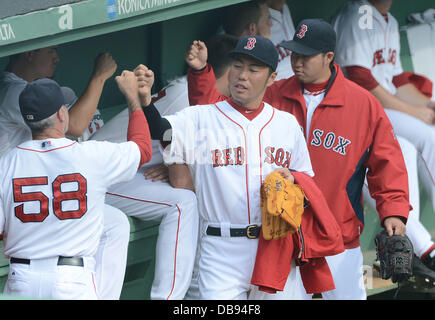 (C-R) Koji Uehara, Junichi Tazawa (Red Sox), le 20 juillet 2013 - MLB : Koji Uehara et Junichi Tazawa des Boston Red Sox se fist bosses de leurs coéquipiers y compris bullpen coach Dana LeVangie # 58 dans l'étang au cours de la Major League Baseball match contre New York le Yankeesat Fenway Park à Boston, Massachusetts, United States. (Photo de bla) Banque D'Images