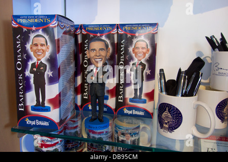 Le président Obama bobble head dolls en vente en boutique de cadeaux. Washington DC. Banque D'Images