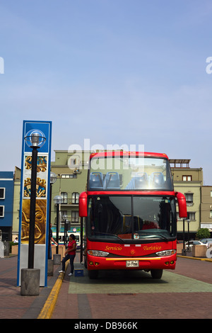 Mirabus Panoramique (bus de tourisme) Comité permanent dans le Pasaje de los Pintores en Parque Kennedy, Miraflores, Lima, Pérou Banque D'Images