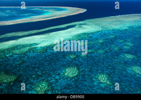 Vue aérienne de formations coralliennes au récif de corail Hardys et crochet. Great Barrier Reef Marine Park, Whitsundays, Queensland, Australie Banque D'Images
