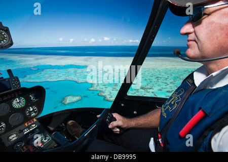 Vol en hélicoptère au-dessus 'Coeur Reef', une des formations de corail en forme de cœur au récif Hardys. Great Barrier Reef Marine Park Banque D'Images