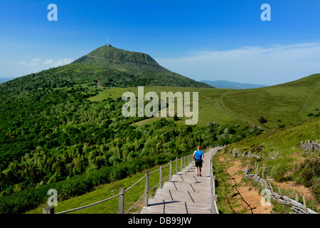 Randonnée, France - Parc régional des volcans, Puy-de-Dôme, Auvergne, France - vue vers la montagne du Puy de Dôme, massif Central Banque D'Images
