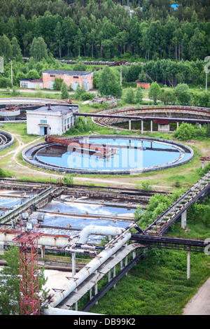 Les colons dans toute l'usine de traitement de l'eau en été, à l'extérieur Banque D'Images