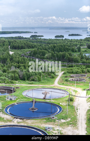 Station de traitement d'eau dans les bois de conifères et de lacs bleus Banque D'Images