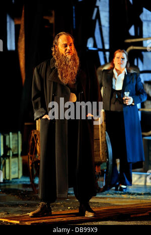 Document - un document mis à disposition par le Festival de Bayreuth le 21 juillet 2013 montre les répétitions pour l'Acte 2 de la 'Valkyrie' avec Wolfgang Koch (Wotan) et Catherine Foster (Bruennhilde) pour le Festival de Bayreuth 2013 à Bayreuth, Allemagne. La Valkyrie sera présentée au festival le 27 juillet 2013. Photo : festival de Bayreuth/ENRICO NAWRATH Banque D'Images