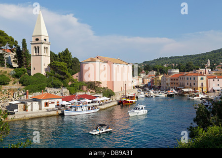 Eglise de Saint Antonius et port, Veli Losinj, Losinj Island, golf de Kvarner, Croatie Banque D'Images