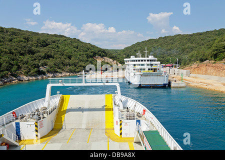 Ferry de Valbiska, île de Krk, l'île de Cres, Croatie golfe de Kvarner Banque D'Images