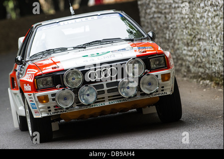 Chichester, UK - Juillet 2013 : Audi Quattro passe le mur en silex en action à la Goodwood Festival of Speed le 12 juillet, 2013. Banque D'Images
