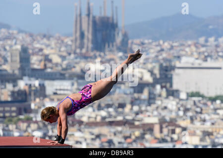 Barcelone, Espagne. 25 Juillet 2013 : l'Allemagne Maria Kurjo effectue une plongée à la plate-forme de 10m de la femme pendant la finale aux Championnats du monde de natation à la piscine municipale de Montjuic à Barcelone Banque D'Images